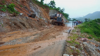 वर्षासँगै बाढी र पहिरो : देशका विभिन्न ठाउँमा सडक अवरुद्ध, तराईमा डुबान