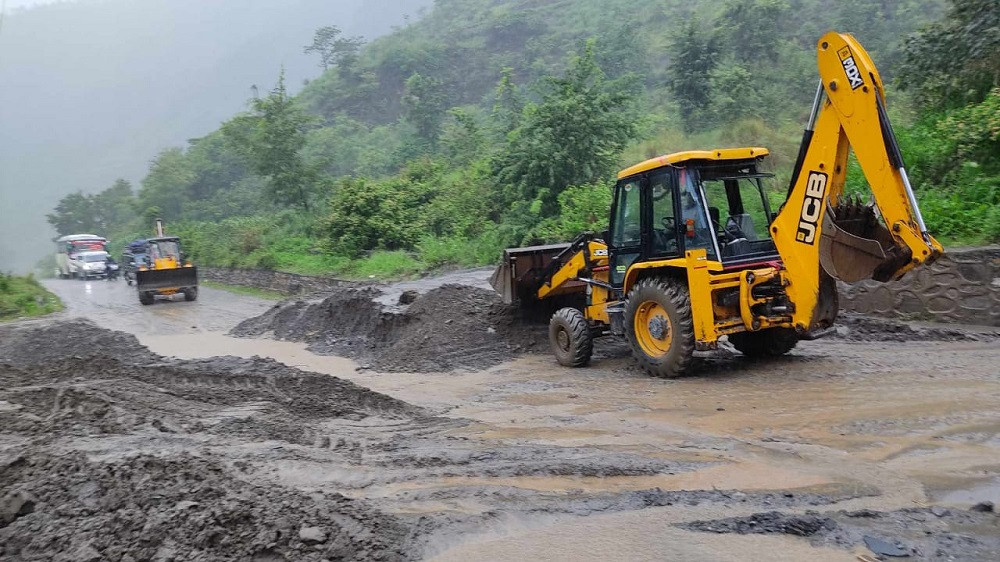 वर्षाका कारण अवरुद्ध बिपी र अरनिको राजमार्ग एकतर्फी सञ्चालनमा