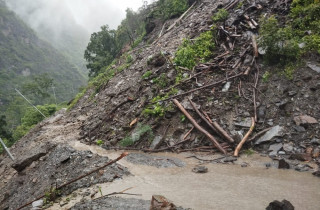 पहिरोले म्याग्दीका प्रमुख सडक अवरुद्ध : झरीले पहिरो पन्छाउन समस्या