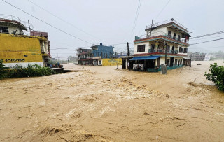 म्याग्दे खोलाको बाढीले घुम्तीका घर डुबानमा, मर्स्याङ्दी नदीले पार गर्‍यो सतर्कता तह