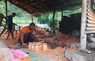 दोर्दीको दारबाट ठेकीदेखि करुवासम्म, माग पूरा गर्न भ्याइनभ्याइ