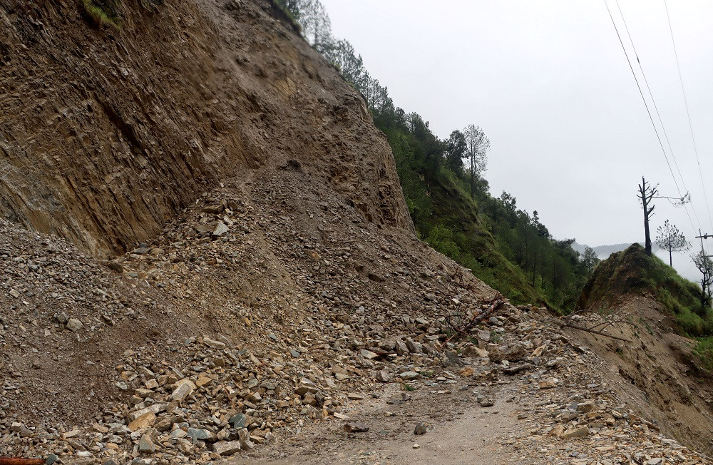 १४ घण्टादेखि मध्यपहाडी लोकमार्ग अवरुद्ध, यात्रु अलपत्र