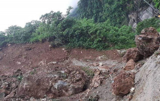 पहिरोले बुद्धसिंह मार्ग दुई दिनदेखि अवरुद्ध