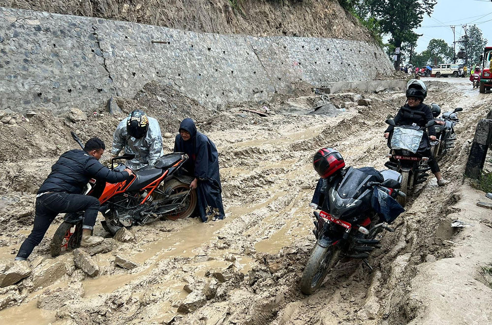 हिलाम्मे राजमार्गमा कष्टपूर्ण यात्रा