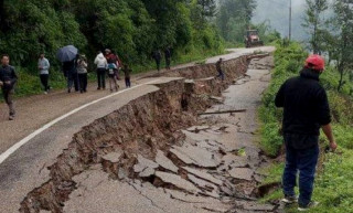 अविरल वर्षा हुँदा भोजपुरमा सडक भासियो