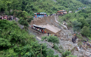 सिमलताल दुर्घटना : बेपत्ता यात्रु खोज्न भारतीय टोली नेपालमा