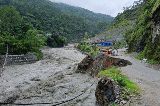 बाढीपहिरोले सडक बगाउँदा तीन गाउँका स्थानीय समस्यामा