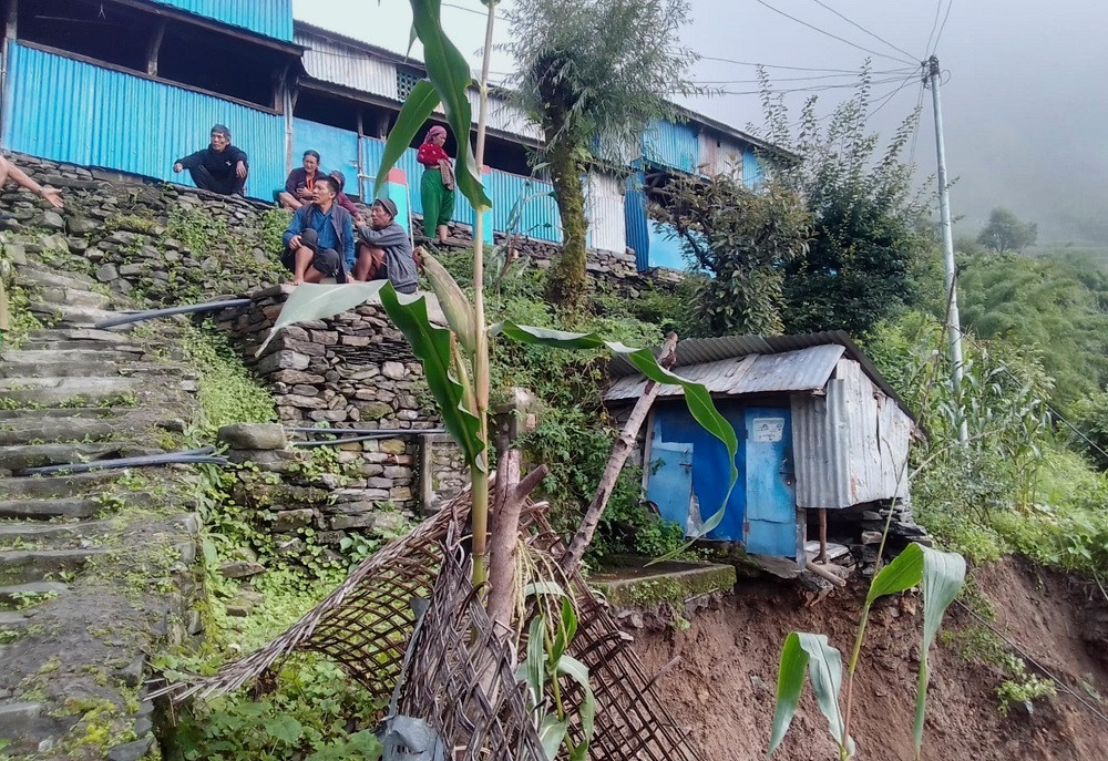 धादिङको किचेतमा पहिरोले गाउँ नै जोखिममा, स्थानीय त्रसित