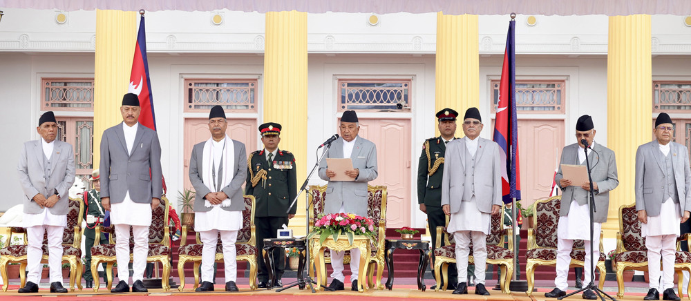 प्रधानमन्त्री ओलीसहित नवनियुक्त मन्त्रीहरूले लिए शपथ