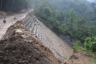 ११ करोड १९ लाख खर्चेर उदिपुरको पहिरो रोकथाम गरिँदै