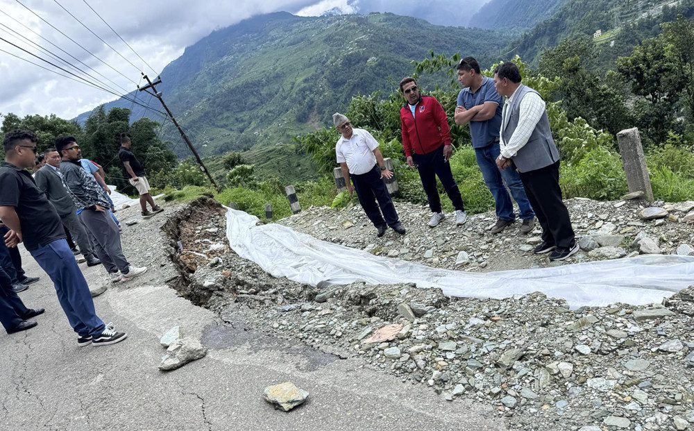 तिलाहारमा सडक भासिएपछि पूरै बस्ती जोखिममा