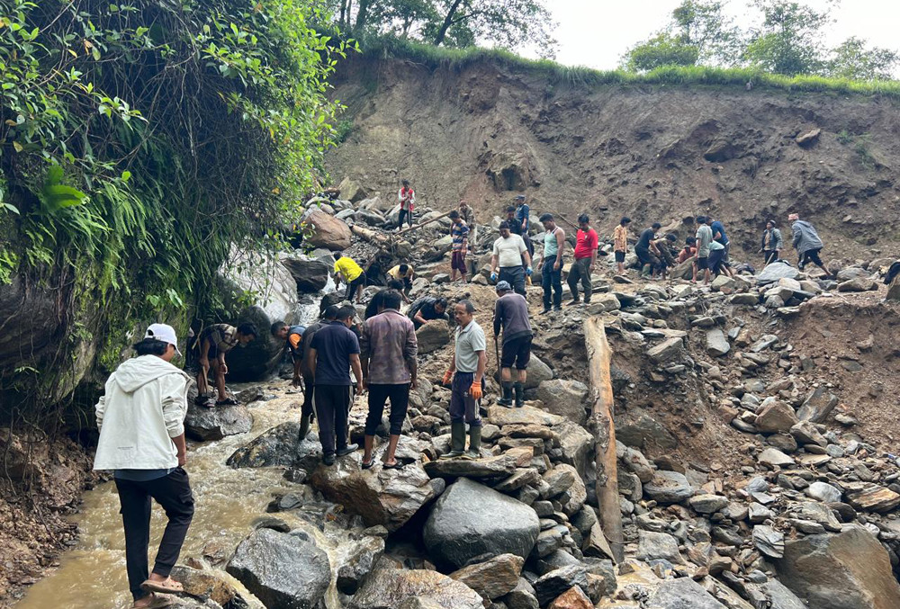 वर्षाले बगाएर अवरुद्ध भएको सडक श्रमदान गरेर सञ्चालन