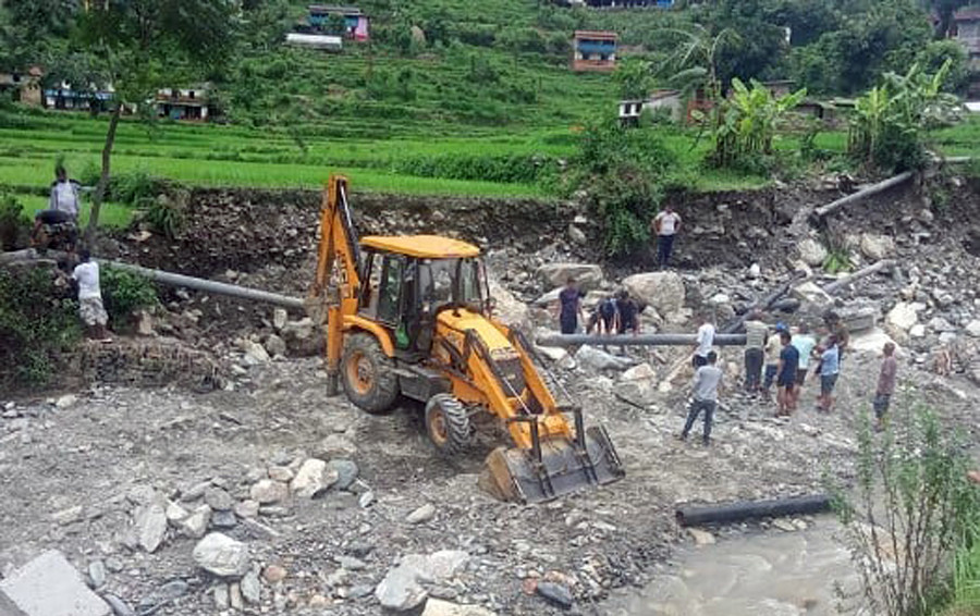 पाइप बगेपछि बागलुङ बजारमा खानेपानी अभाव