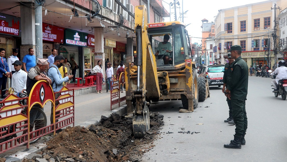 न्युरोडमा फुटपाथ विस्तारको विरोधमा सडकबाटै काम, महानगर भन्छ - मापदण्डविपरीत भएको छैन