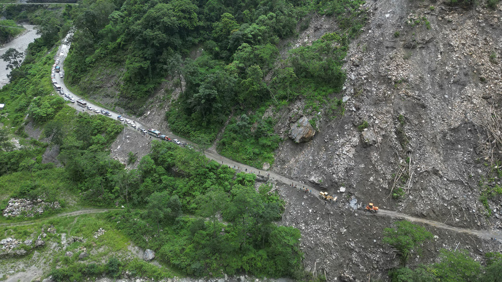 बेनी-जोमसोम सडकको म्याग्दी खण्डमा पहिरोले यातायात प्रभावित