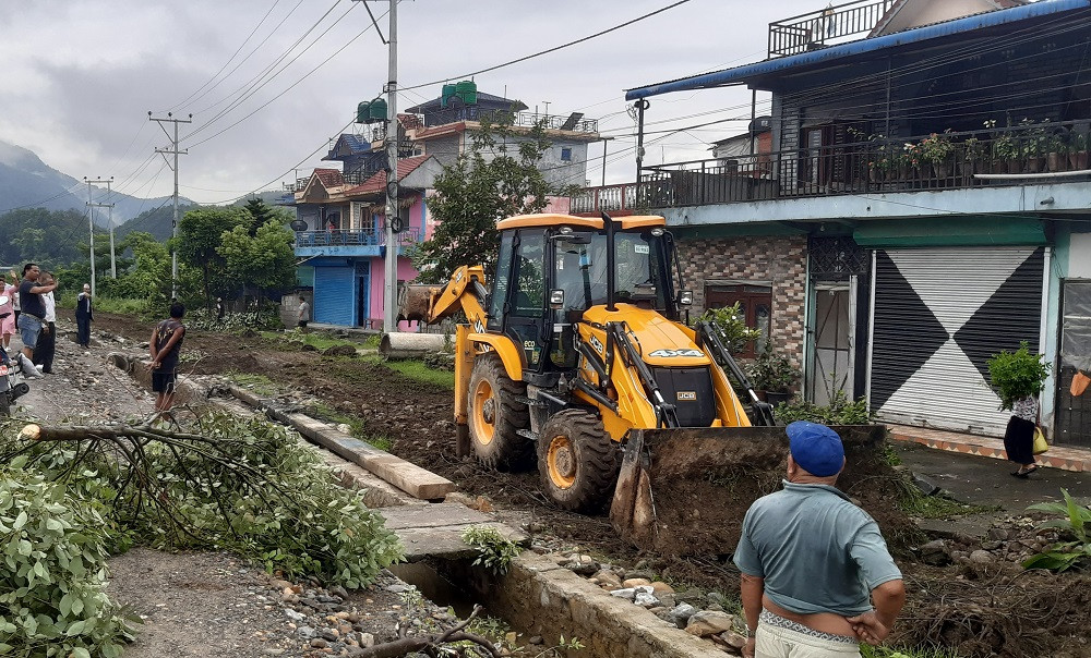 पोखरामा सडक मापदण्ड मिचेर बनाइएका संरचना हटाउन थालियो