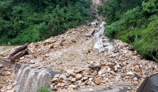 डुम्रे-बेँसीसहर-चामे सडक अवरुद्ध