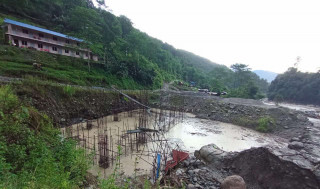 भोजपुरमा बाढीले ईखुवा जलविद्युत आयोजनाका दुई मजदूर बेपत्ता, निर्माण सामग्री पनि बगायो