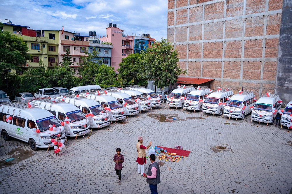 सीजी मोटर्सद्वारा एकैपटक २५ वटा किङलङ १४ सिटर विद्युतीय भ्यान हस्तान्तरण