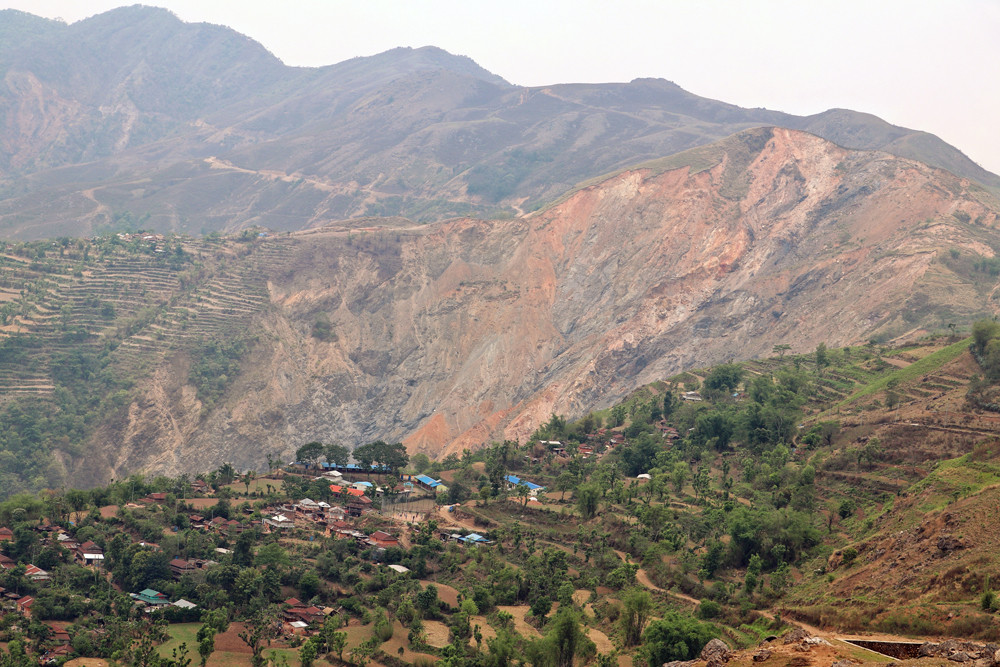 राम्चेगाउँको शिरमै छ भीर, त्यही भीरको पीर