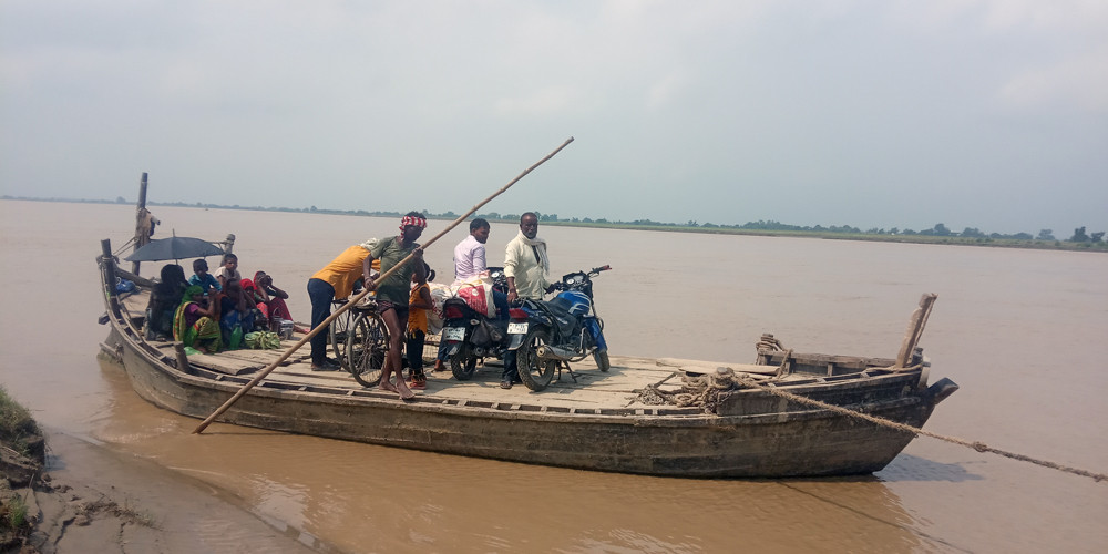 तटीय क्षेत्रका नागरिकलाई नदी तर्न डुंगाकै भर, प्रतिव्यक्ति १०, साइकलको १५ र मोटरसाइकलको ६० रुपैयाँ