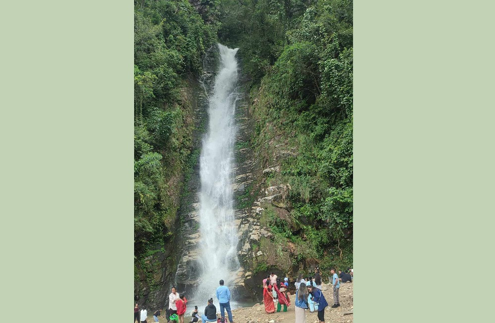 पर्यटक लोभ्याउँदै गाईखुरे झरना