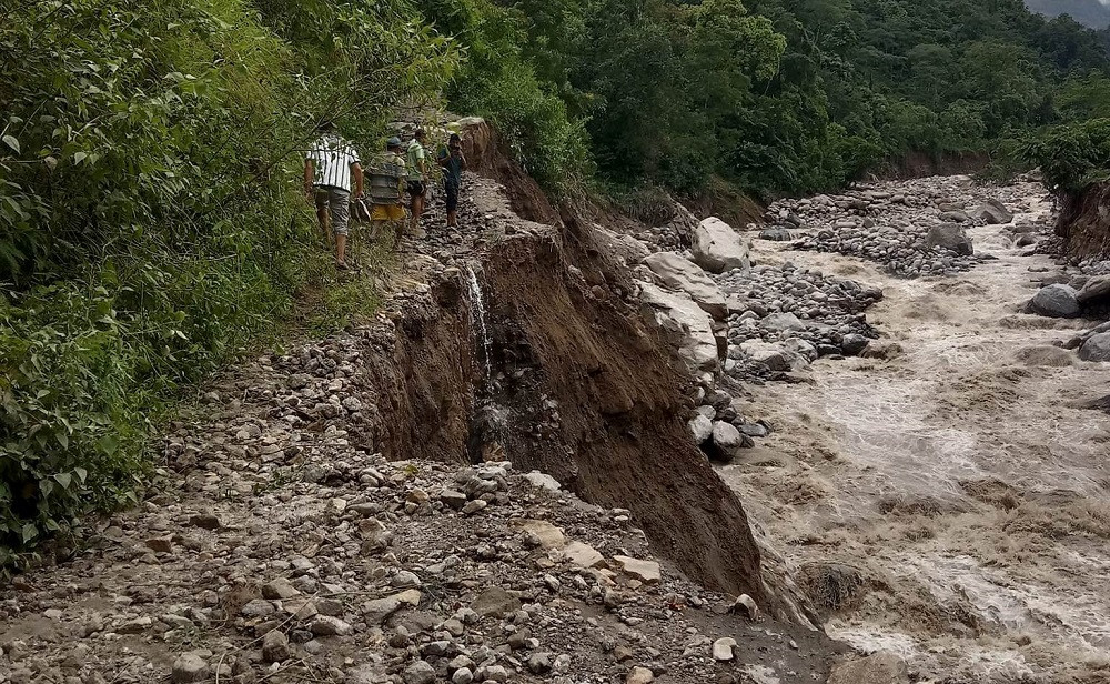 सडक बगेपछि साल्पासिलिछोमा आवागमन कष्टकर