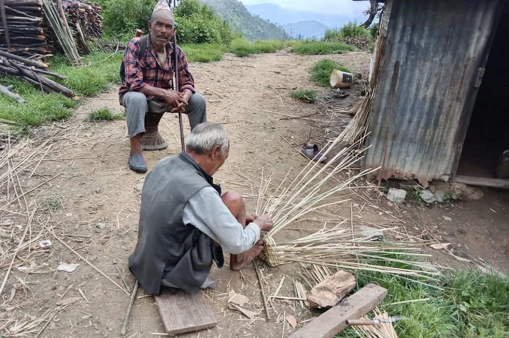 आम्दानीको वैकल्पिक स्रोत थुन्से, संरक्षणको अभावमा लोप हुँदैछ बुन्ने सीप