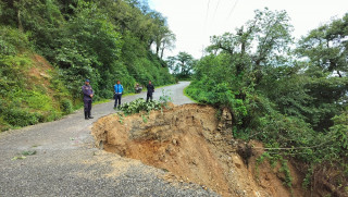 मंगलसेन-ठाटीखाँद सडकखण्ड पहिरोले अवरुद्ध