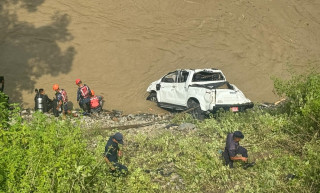 सुनकोशीमा खसेको गाडी भेटियो, नदीमा बेपत्ता तीनजनाको खोजी जारी