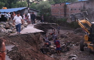 खहरेमा आएको बाढीले लगातार कटान गर्न थालेपछि जोखिममा आसपासका बस्ती