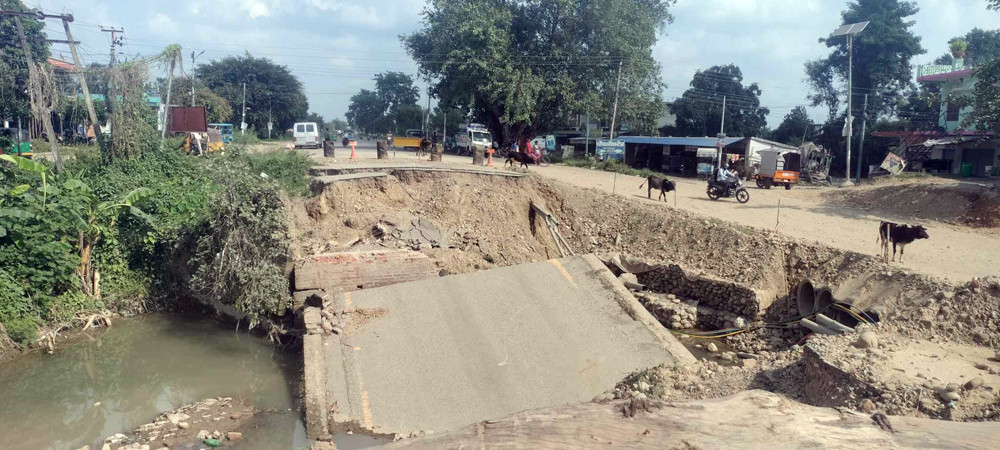 सुडाचोकमा भत्किएको कल्भर्ट नबन्दा पूर्वपश्चिम राजमार्गमा आवातजावतमा सास्ती