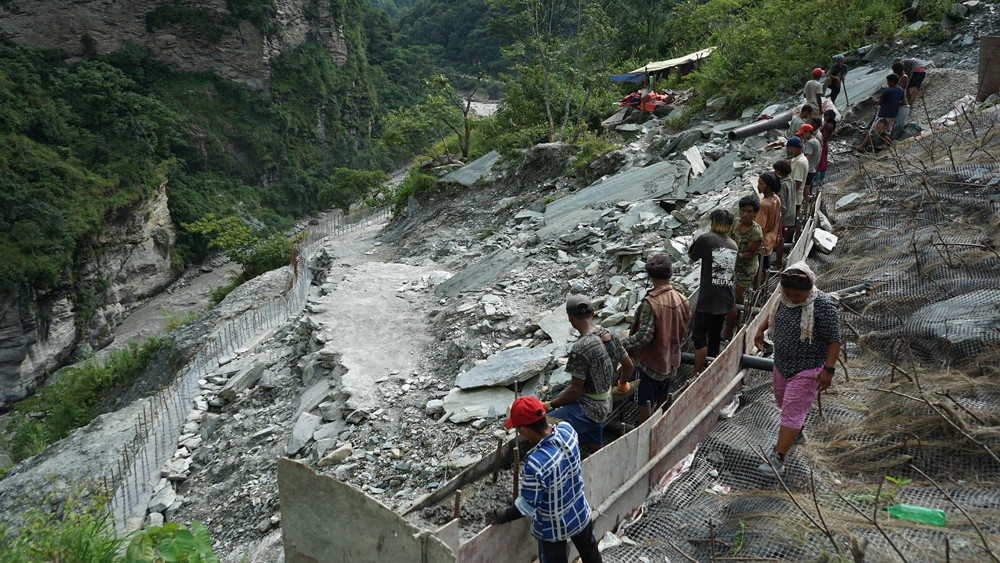 कालीगण्डकी करिडोर : पहिरो रोकथाम गर्न बैसरी अँधेरीखोलामा ‘रक एङ्‍करिङ’