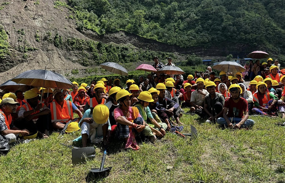 भूकम्प प्रभावित आठबिसकोटमा स्थानीयवासी परिचालन गरी सडक स्तरोन्नति सुरु