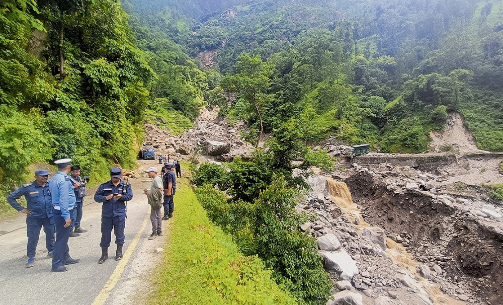 कर्णाली राजमार्गको स्तरोन्नति नहुँदा यात्रुलाई बाह्रैमास सास्ती