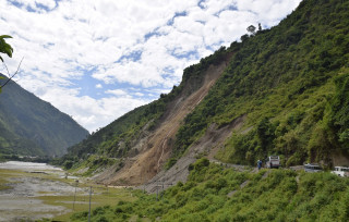 तीन दिनदेखि जयपृथ्वी राजमार्ग अवरुद्ध