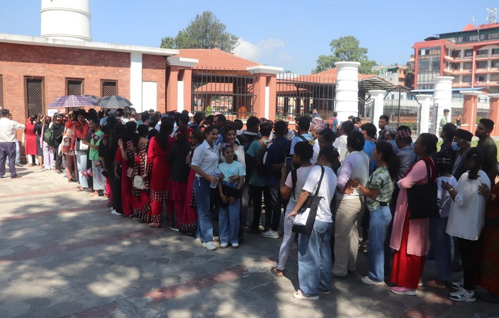 सर्वसाधारणका लागि खुला गरेसँगै धरहरा चढ्नेको भीड, शुल्क टुंगो नलागुन्जेल नि:शुल्क