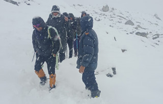 हिउँका कारण सोलुखुम्बु खुम्बिलामा अलपत्र परेका एकजना विदेशी पर्यटकसहित चारजनाको उद्धार