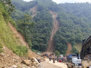 झ्याप्लेखोला पहिरोमा भेटिएन थप सवारीसाधन, जोखिमपूर्ण स्थानहरुमा जाम हुन नदिन आलोपालो गरी आउजाउ