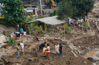 गाँसबासको चिन्तामा बाढीपीडित, खुला आकाशमुनि रात कटाउँदा कुकुर र लामखुट्टेको त्रास