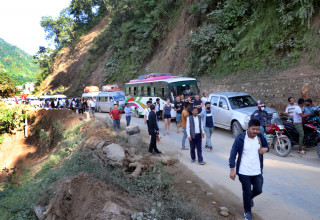 दसैँको मुखमा कष्टकर यात्रा, जोखिमपूर्ण यात्रा नगर्न सुझाव