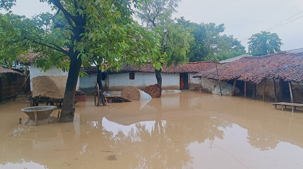 सर्लाहीमा बाढीमा परी मृत्यु भएकाका परिवारलाई राहत रकम प्रदान