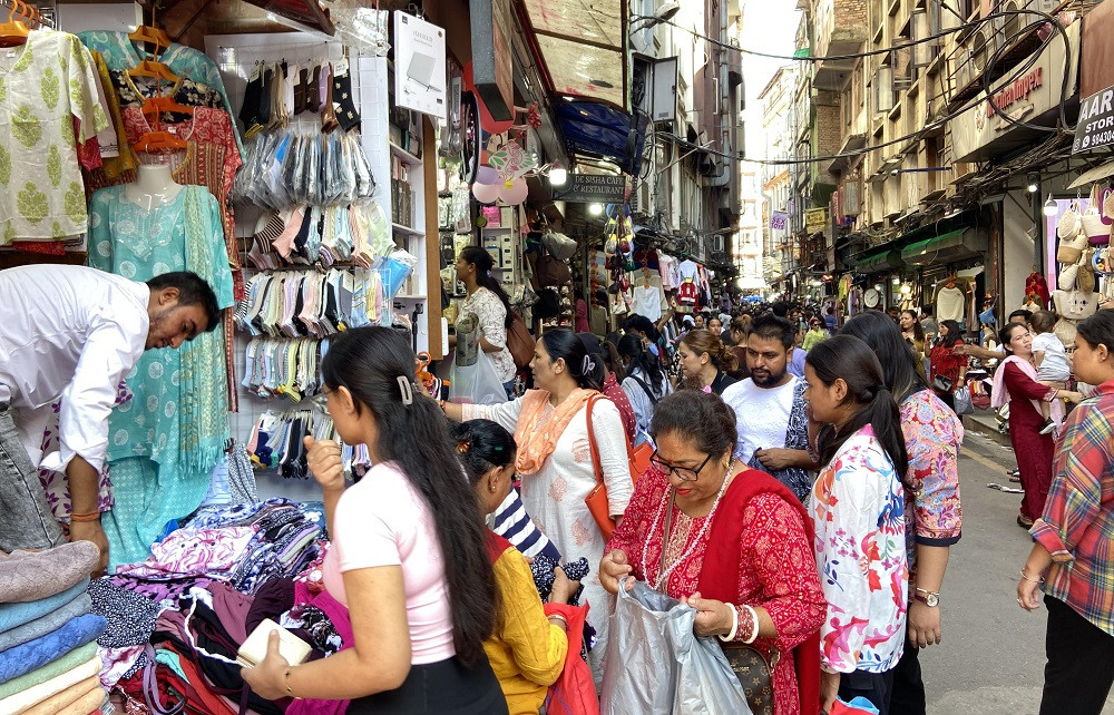 व्यापारीको गुनासो - मान्छेहरुको चहलपहल त छ, तर व्यापार छैन