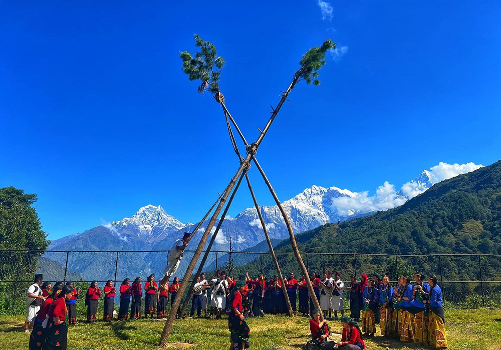 लिङ्गेपिङ र पृष्ठभूमिमा हिमशृङ्खला