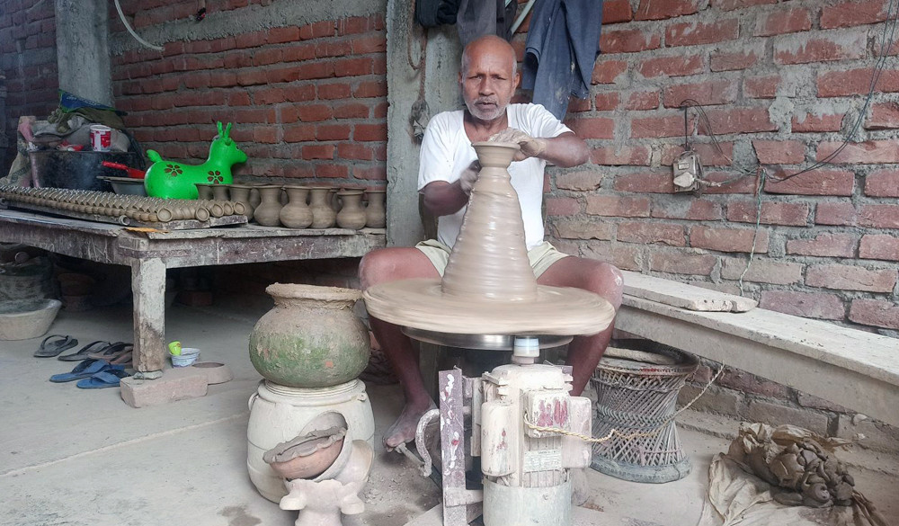 तिहार र छठ नजिकिएसँगै माटोका भाँडा बनाउन भ्याइनभ्याइ