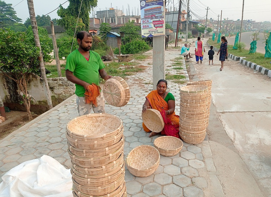 मिथिला क्षेत्रका डोम र बिन समुदायका मानिस चङेरा, ढकी, छिटी बनाउन व्यस्त