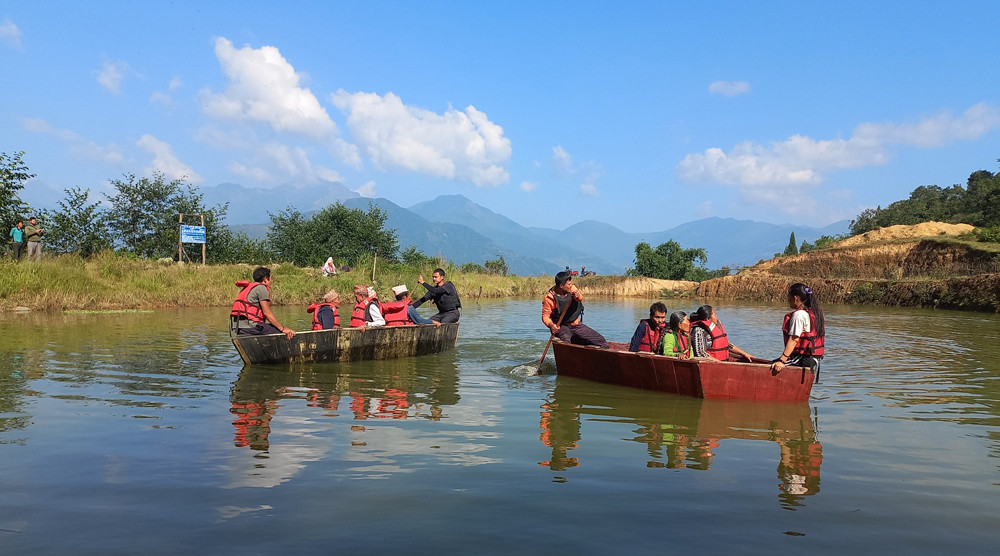 रिचार्ज पोखरी बनाइएको ‘काङ्साहोल ताल’मा डुंगा सयरसँगै माछापालन