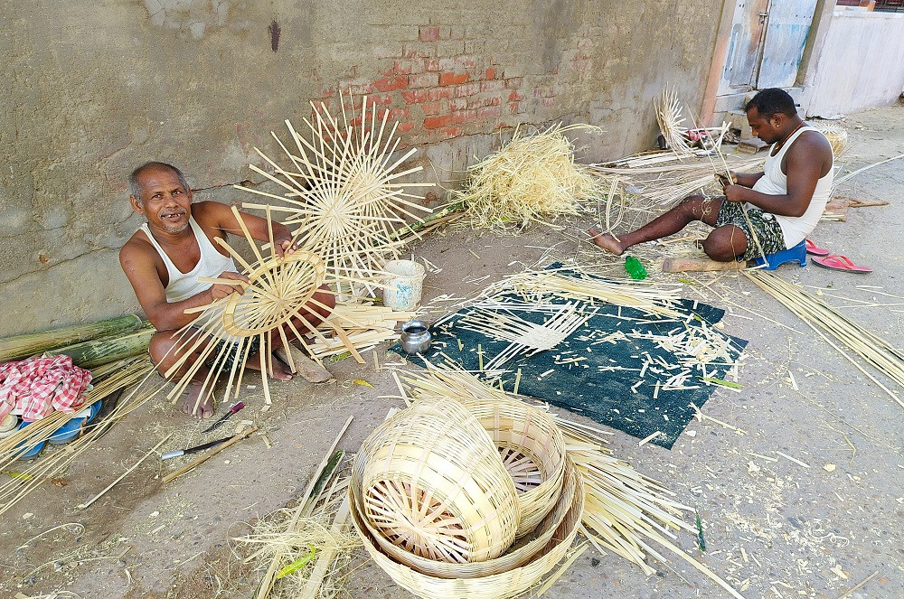 छठपर्व नजिकिएसँगै बाँस र बेतका भाँडाकुँडाको मागमा वृद्धि, डोम जातिलाई भ्याइनभ्याइ