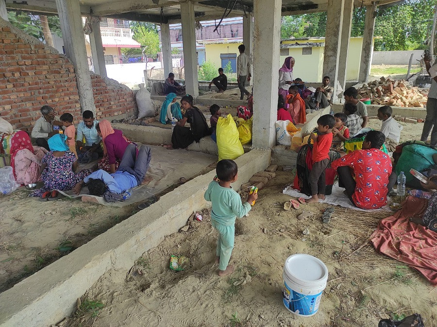 ठेकेदार भागेपछि इँटा उद्योगमा काम गर्न भारतबाट ल्याइएका ४४ मजदूर अलपत्र