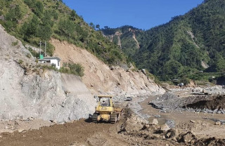 बिपी राजमार्गमा रातिको समयमा सात घण्टा यातायात सञ्चालनमा रोक